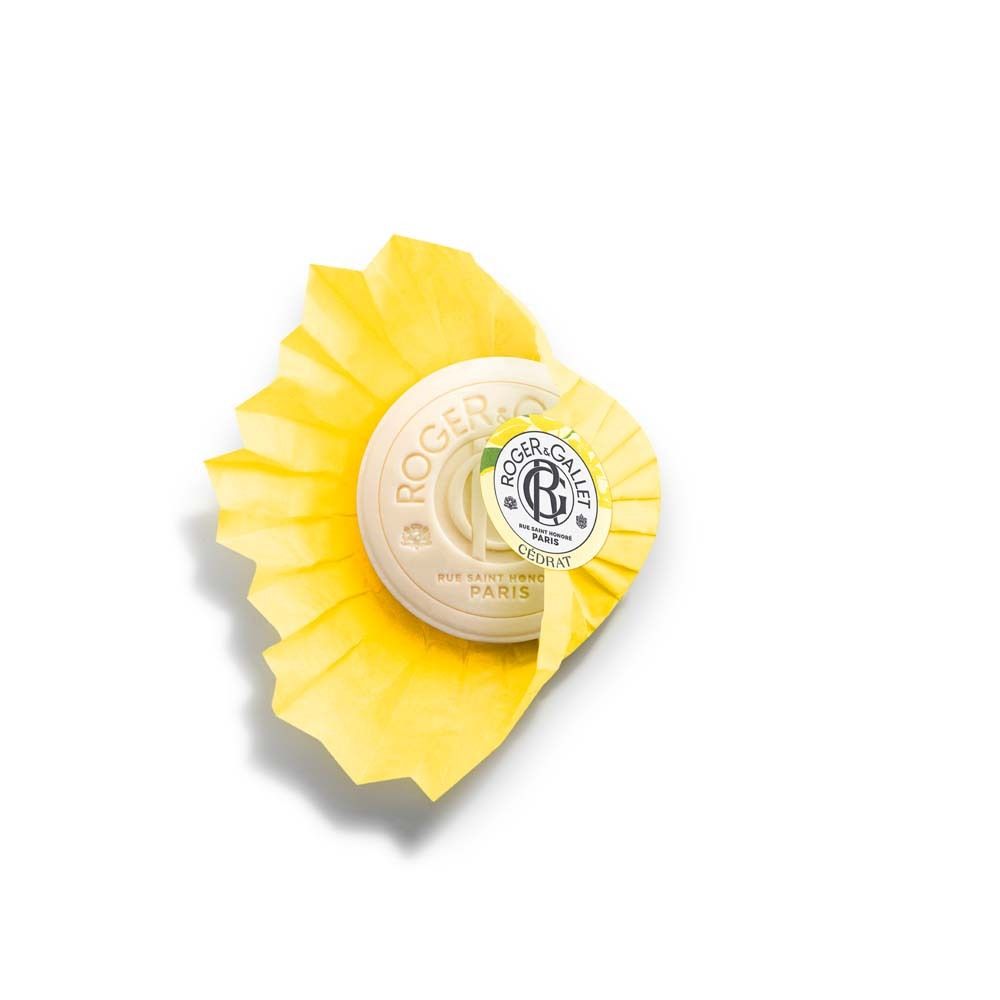 Runde, cremefarbene Seife mit gelber Papierverpackung. Auf der Seife steht ROGER&GALLET.