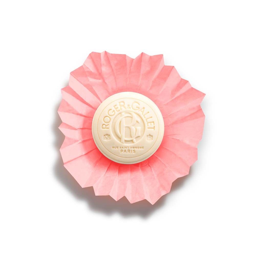 Runde, weiße Seife in rosa Papier. ROGER&GALLET-Logo und Produktname Fleur de Figuier.