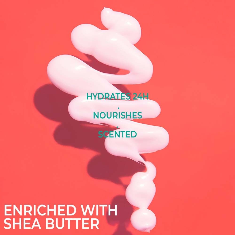 Weißes Produkt auf rotem Hintergrund. Text: Hydrates 24h, Nourishes, Scented, Enriched with Shea Butter.