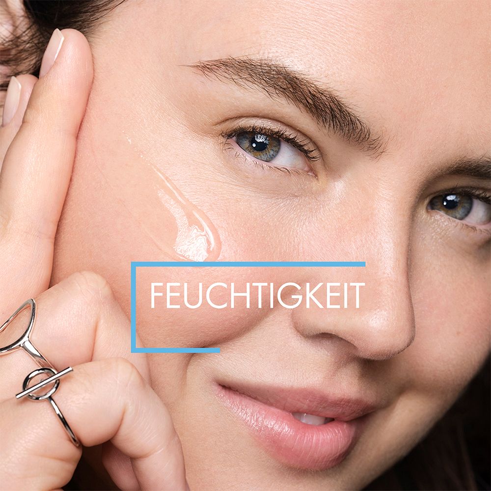 Nahaufnahme eines Gesichts. Ein Tropfen Flüssigkeit auf der Haut. Text: FEUCHTIGKEIT.