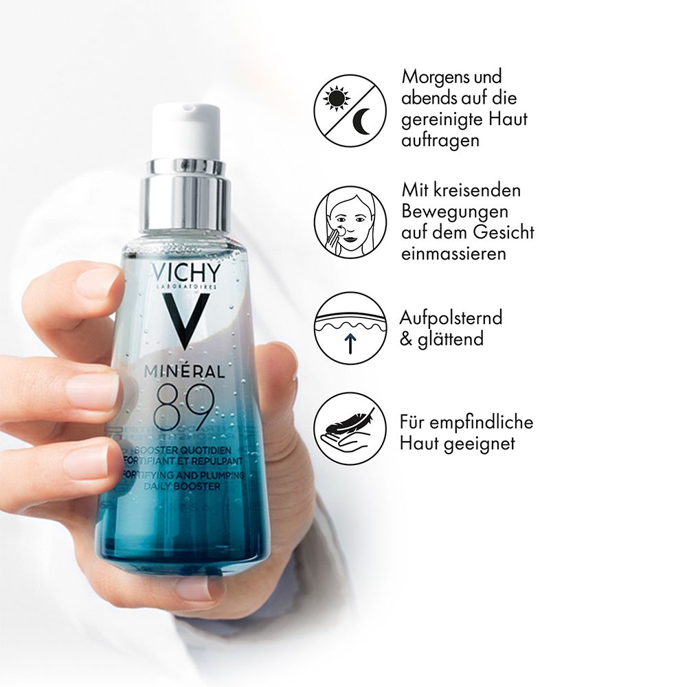 Hand hält eine Flasche Vichy Minéral 89. Symbole für Anwendung: Morgen und Abend, kreisende Bewegungen, für empfindliche Haut.