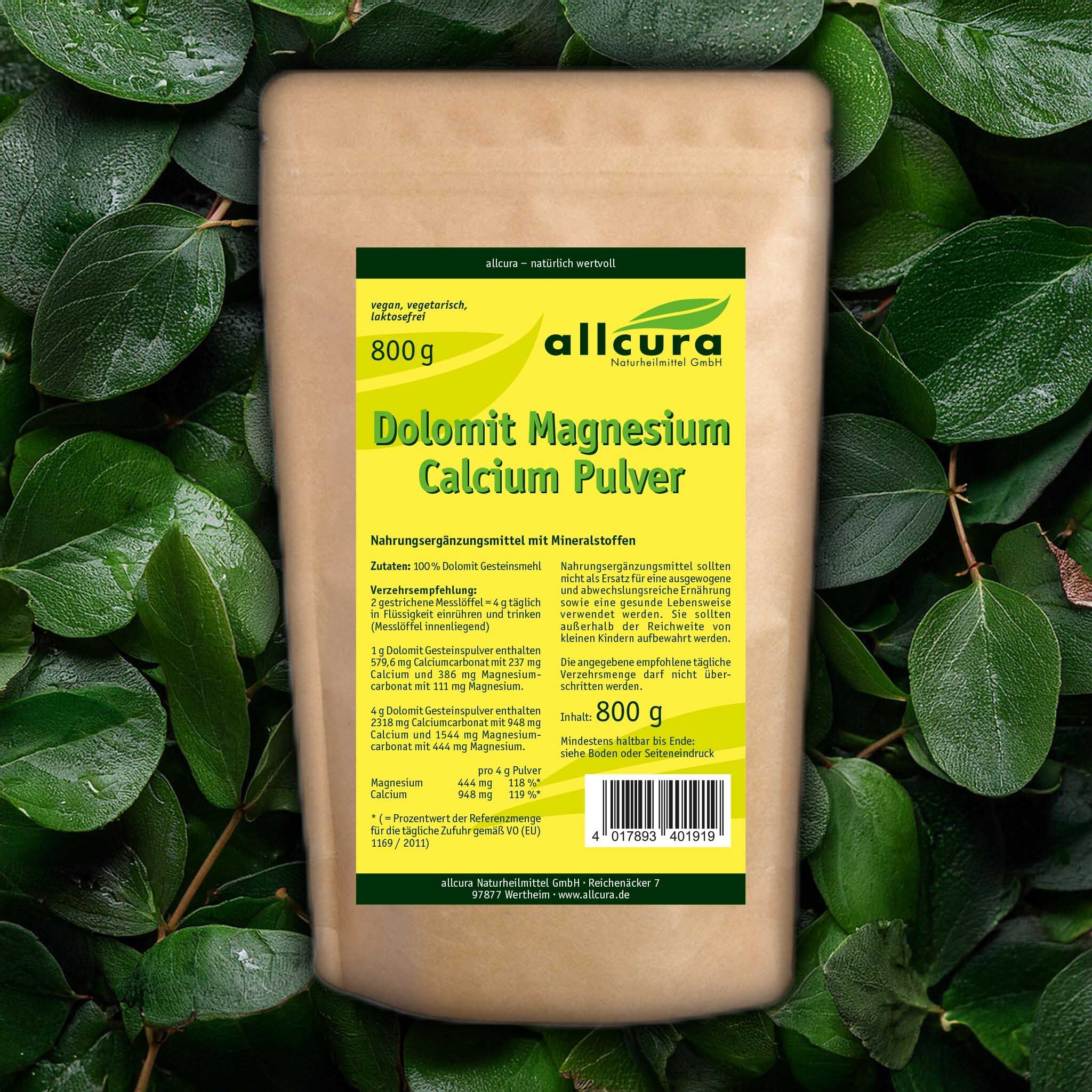 Beutel "allcura Dolomit Magnesium Calcium Pulver" vor Blättern. 800g. Etikett mit Produktinformationen.