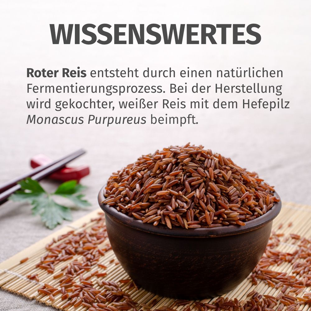 Schüssel mit rotem Reis und Stäbchen. Roter Reis entsteht durch Fermentation mit Monascus Purpureus.
