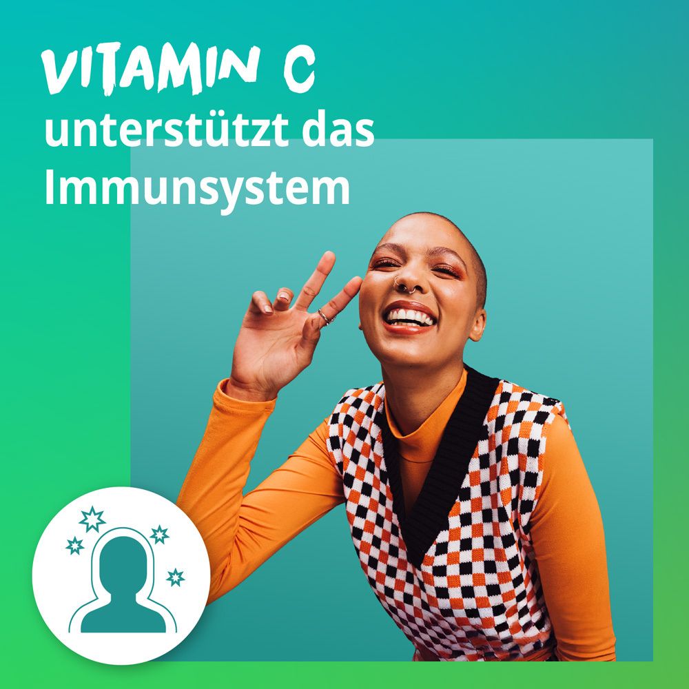 Frau lächelt. Vitamin C unterstützt das Immunsystem. Ab 4 Jahren.
