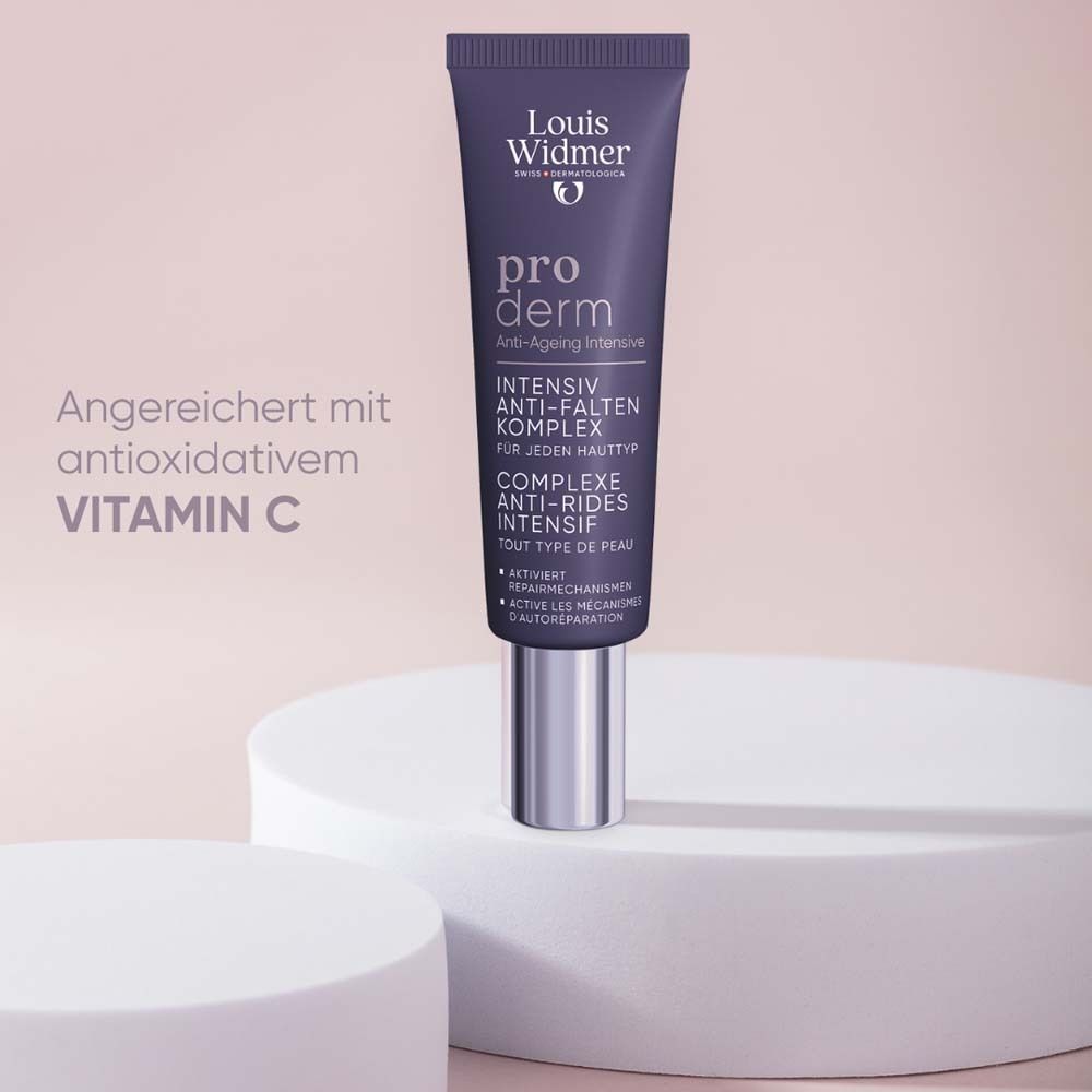Tube mit Text: Louis Widmer, pro derm, Anti-Falten Komplex. Text: Angereichert mit Vitamin C. Auf Podest.