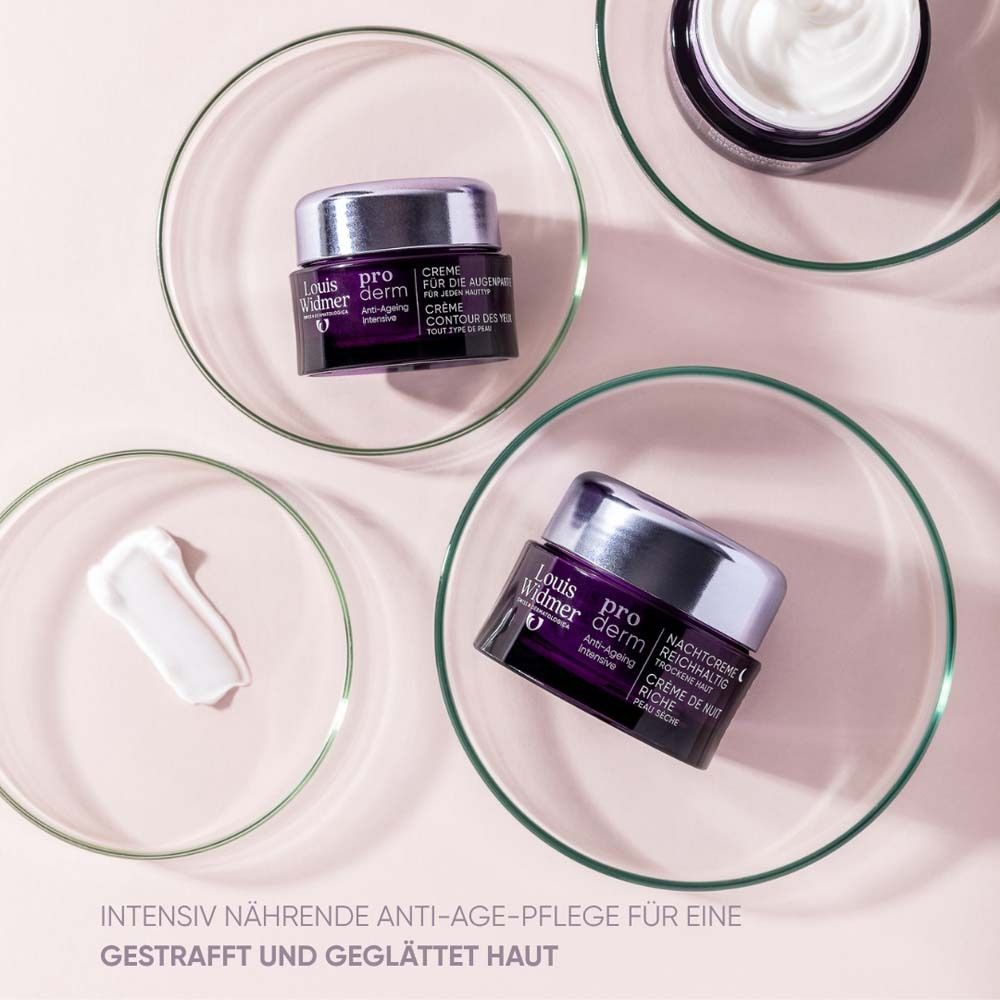 Drei Tiegel auf Glasplatten. Louis Widmer proderm Nachtcreme Reichhaltig. Daneben Creme. Text: Intensiv nährende Anti-Age-Pflege.