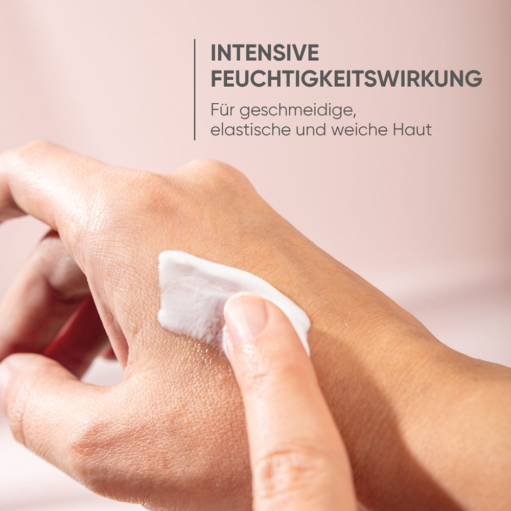 Creme-Auftrag auf einer Hand, Louis Widmer hydraderm Tagesemulsion.