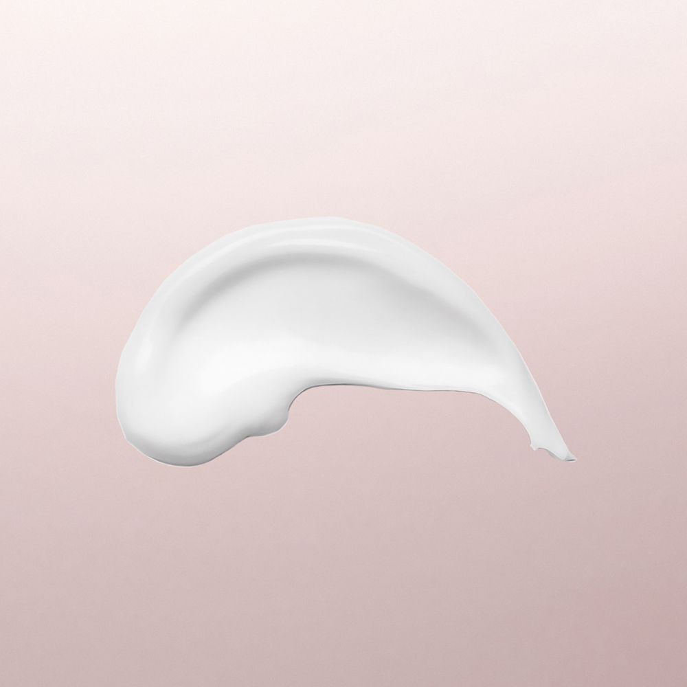 Frau mit strahlendem Lächeln, Hautpflegeprodukt Louis Widmer hydraderm im Hintergrund.