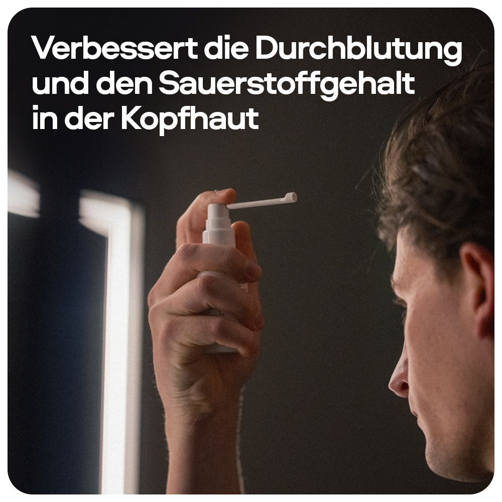 Mann hält Flasche mit Pumpspender vor Spiegel. Text: Verbessert die Durchblutung und den Sauerstoffgehalt in der Kopfhaut.