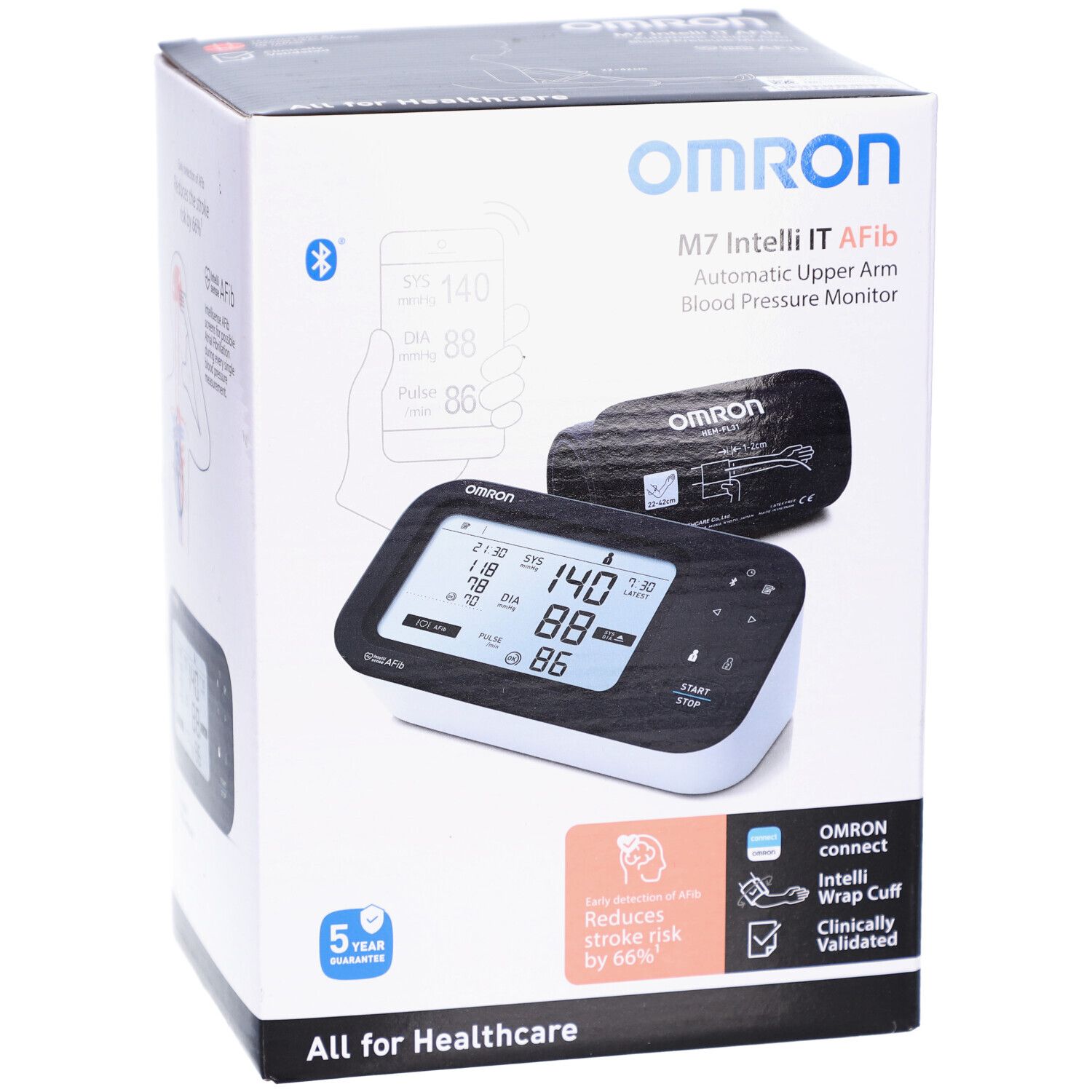 Verpackung des OMRON M7 Intelli IT AFib. Zeigt das Gerät, Manschette und Display. Mit Bluetooth-Logo und Garantie.