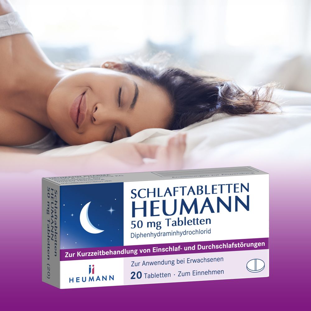 Frau im Bett, neben einer Packung Schlaftabletten HEUMANN. Weiße Schachtel mit blauer Schrift. Mond- und Stern-Symbol.