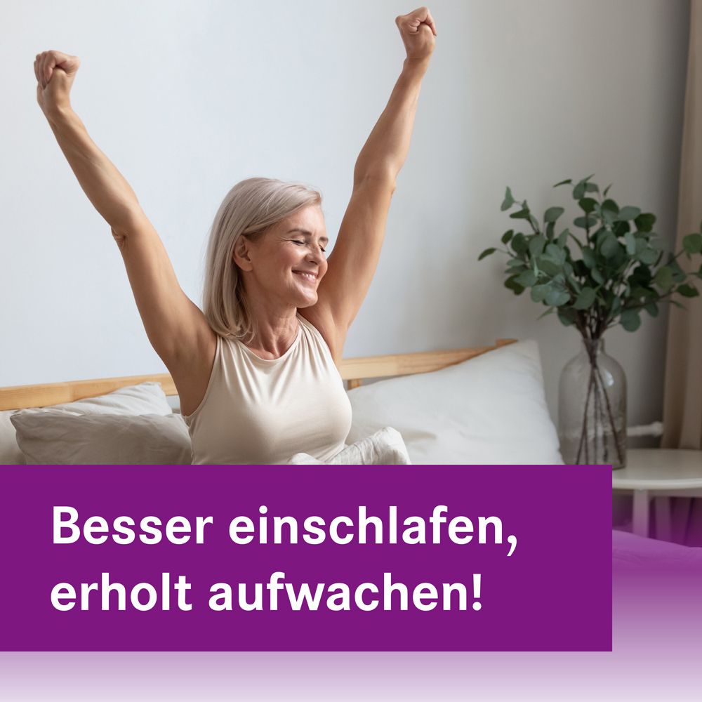 Frau sitzt im Bett und reckt die Arme. Text: Besser einschlafen, erholt aufwachen!