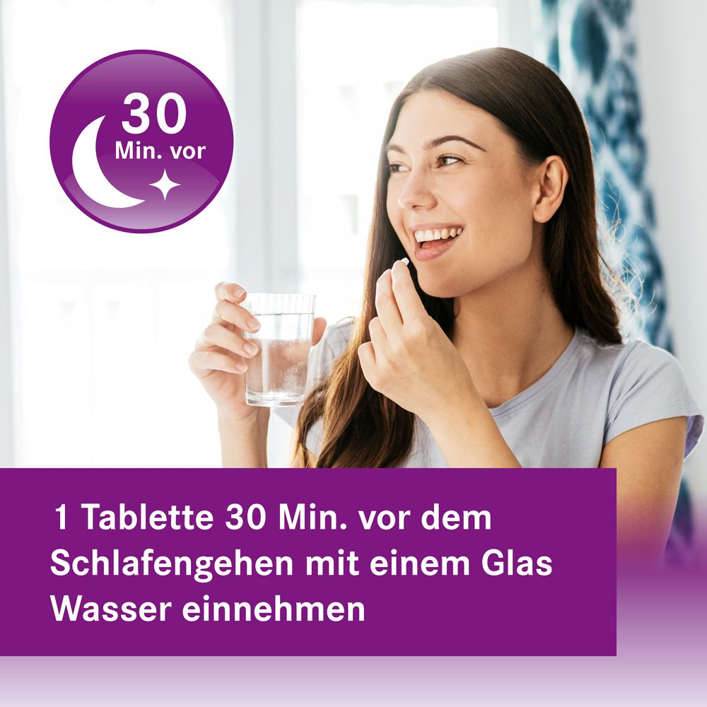 Frau nimmt Tablette mit Wasser. Text: 1 Tablette 30 Min. vor dem Schlafengehen mit Wasser einnehmen.
