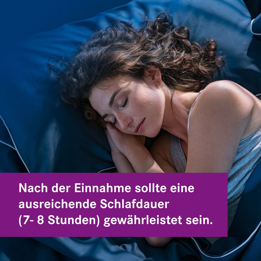 Frau schläft im Bett. Text: Nach der Einnahme sollte eine ausreichende Schlafdauer (7-8 Stunden) gewährleistet sein.