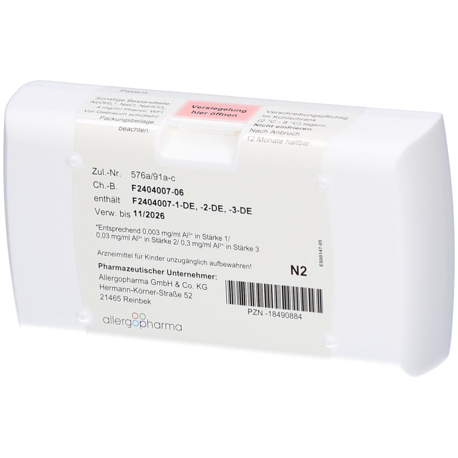 Weiße Verpackung, Oberseite. Etikett mit Zulassungsnummer, Chargenbezeichnung, Verfallsdatum und Herstellerinformationen.