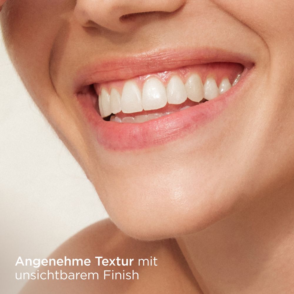 Nahaufnahme eines lächelnden Mundes. Angenehme Textur mit unsichtbarem Finish.