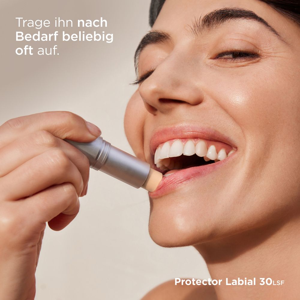 Frau trägt Lippenpflegestift auf. Silbernes Gehäuse, orangefarbener Deckel. ISDIN Protector Labial LSF 30.