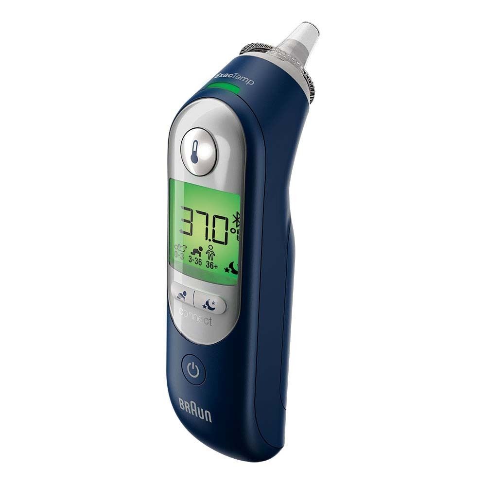 Blau-weißes Ohrthermometer mit Display. Zeigt Temperatur an. Marke Braun. ExacTemp-Technologie. Ein-Knopf-Bedienung.