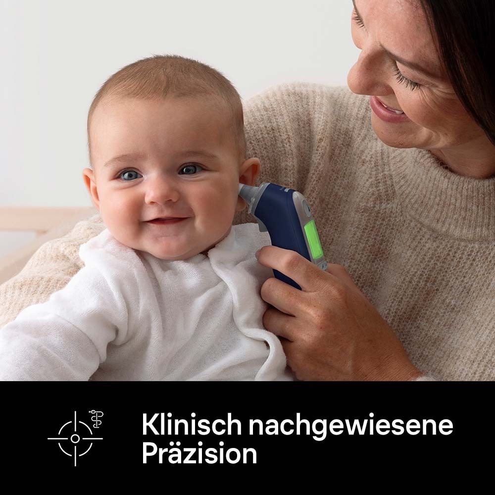 Baby bekommt Temperatur gemessen. Ohrthermometer. Person hält das Gerät. Text: Klinisch nachgewiesene Präzision.