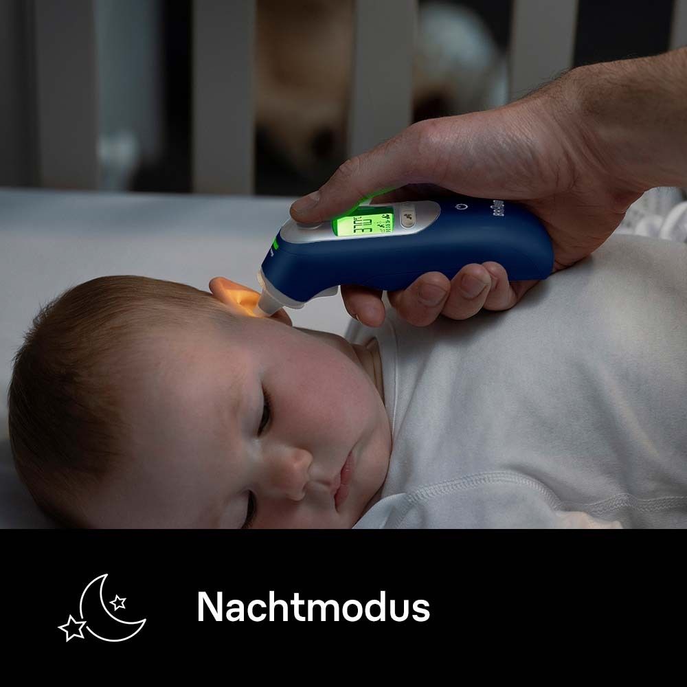 Baby im Bett, Temperaturmessung im Ohr. Ohrthermometer. Text: Nachtmodus. Mond- und Sternsymbol.