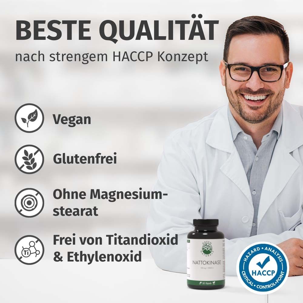 Mann mit Brille und Arztkittel. Flasche mit Nattokinase. Text: Beste Qualität, vegan, glutenfrei, ohne Magnesiumstearat.