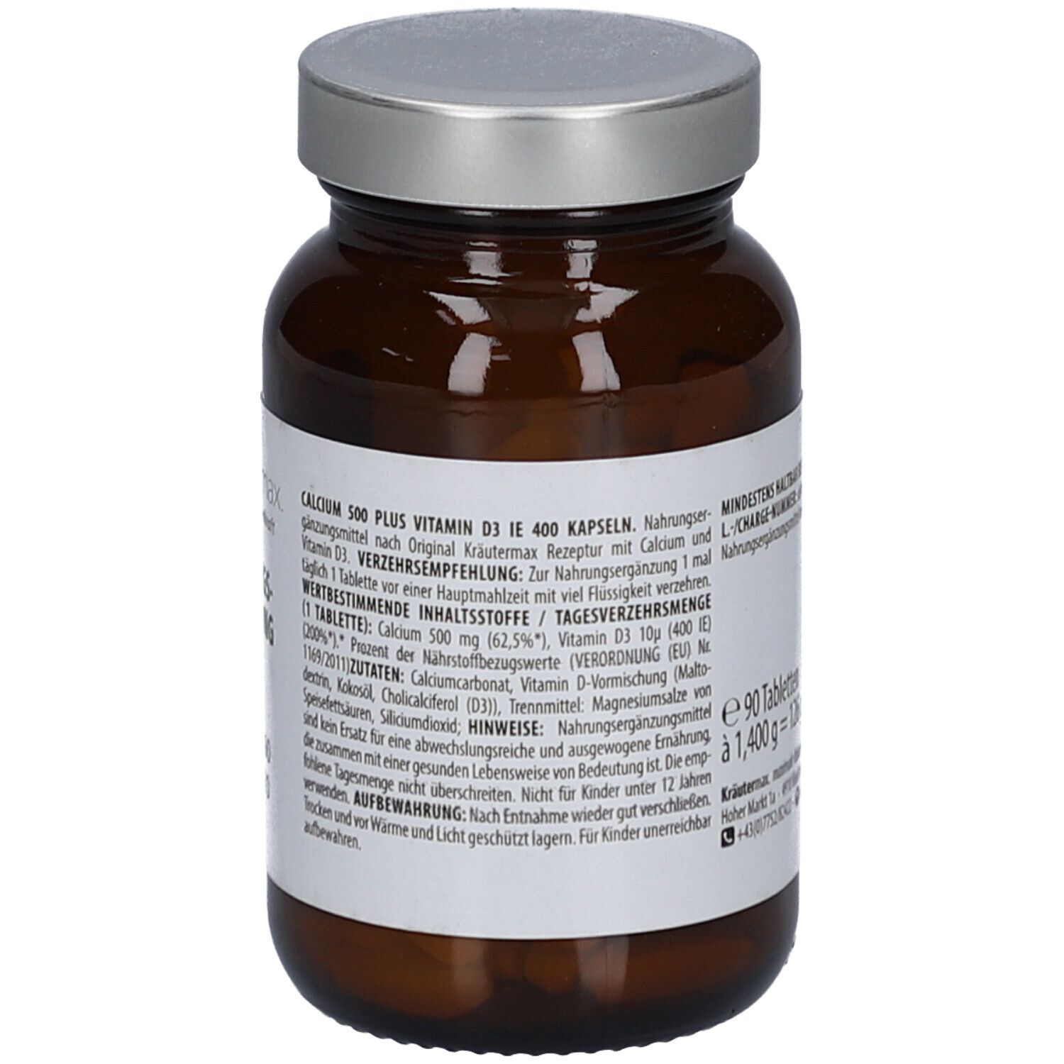 Braune Glasflasche mit silbernem Deckel. Etikett mit Produktinformationen: Kräutermax, Calcium 500 + D3 IE 400 Kapseln. Detailansicht.