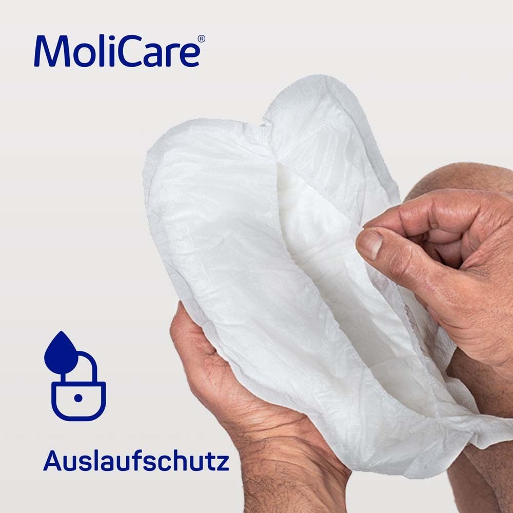 MoliCare® Pad in Händen. Produkt zeigt Auslaufschutz. Abbildung eines Tropfens mit Schloss.