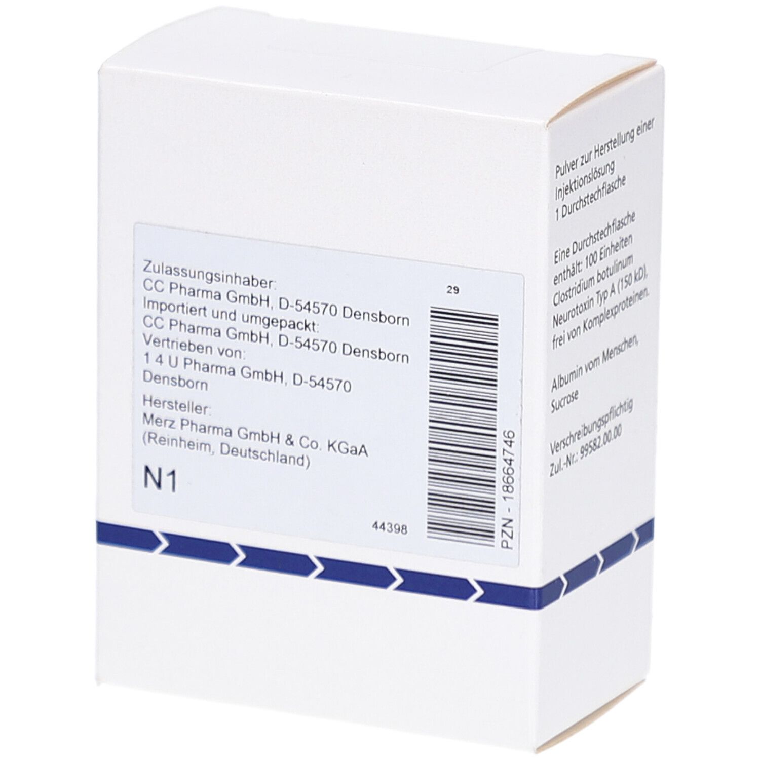 Weiße Schachtel mit Text und Barcode. Zulassungsinhaber und Herstellerinformationen. MERZ-Logo. Blaue Pfeile.