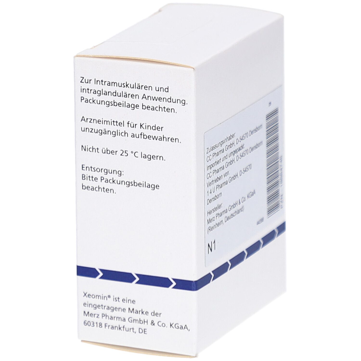 Weiße Schachtel mit Text. Informationen zur intramuskulären Anwendung. MERZ-Logo. Blaue Pfeile.