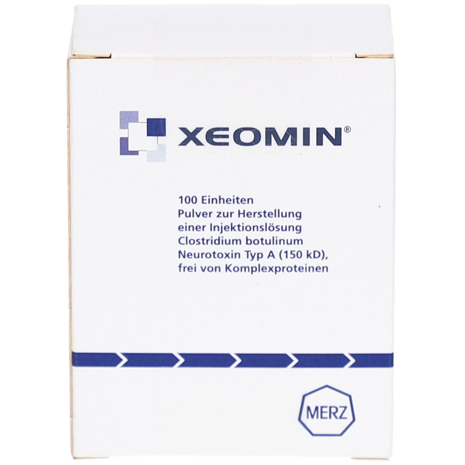Weiße Schachtel mit XEOMIN-Logo und Text. Enthält 100 Einheiten Pulver zur Herstellung einer Injektionslösung. MERZ-Logo. Blaue Pfeile.