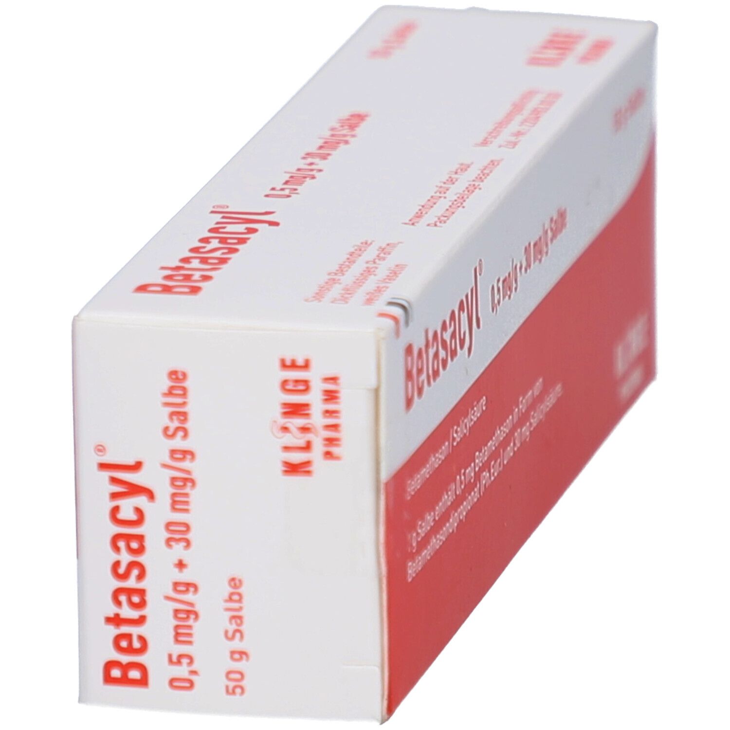 Schräg stehende Faltschachtel. Aufschrift: Betasacyl 0,5 mg/g + 30 mg/g Salbe. Klinge Pharma. Rote und weiße Farbgebung.