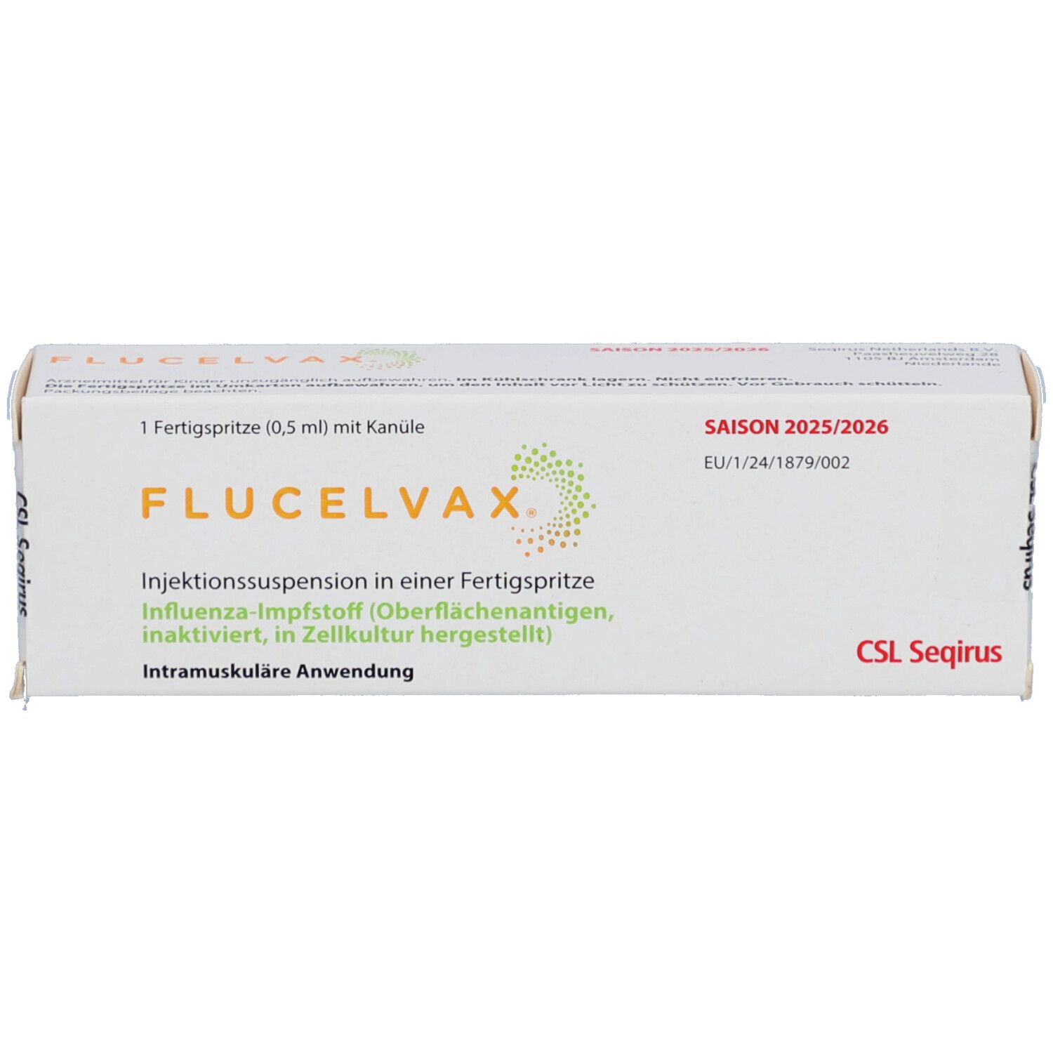 Weiße Verpackung mit Produktnamen FLUCELVAX. Saison 2025/2026. Text: Injektionssuspension in Fertigspritze. CSL Seqirus.