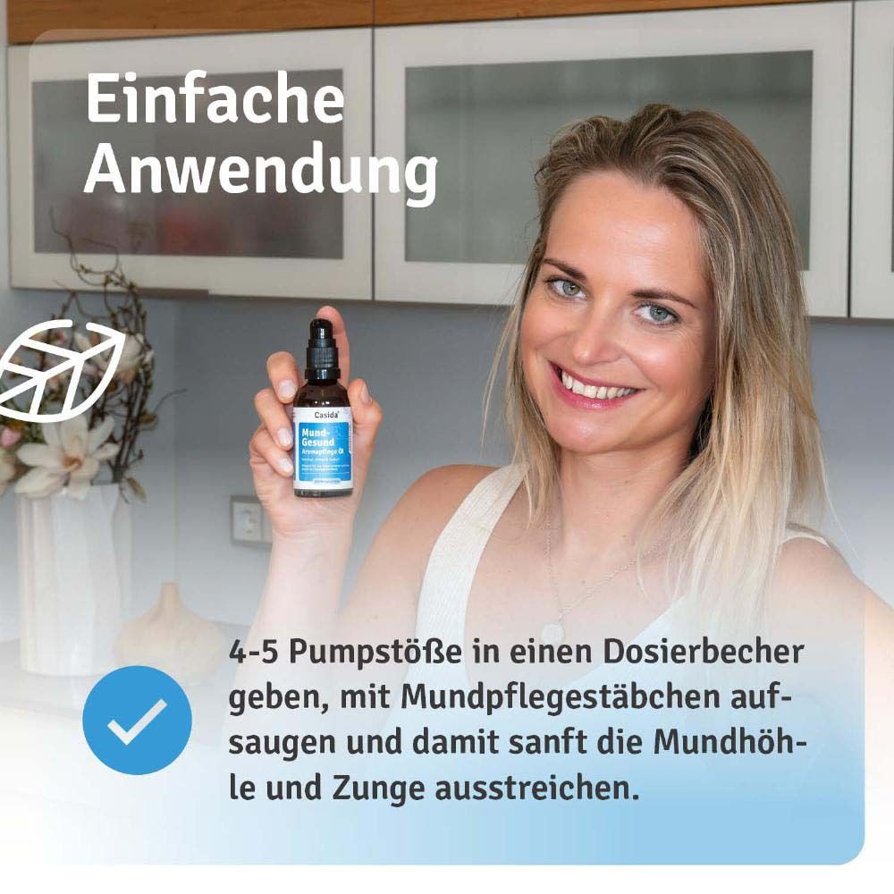 Frau hält Produktflasche. Text: 4-5 Pumpstöße in Dosierbecher, mit Mundpflegestäbchen auftragen.