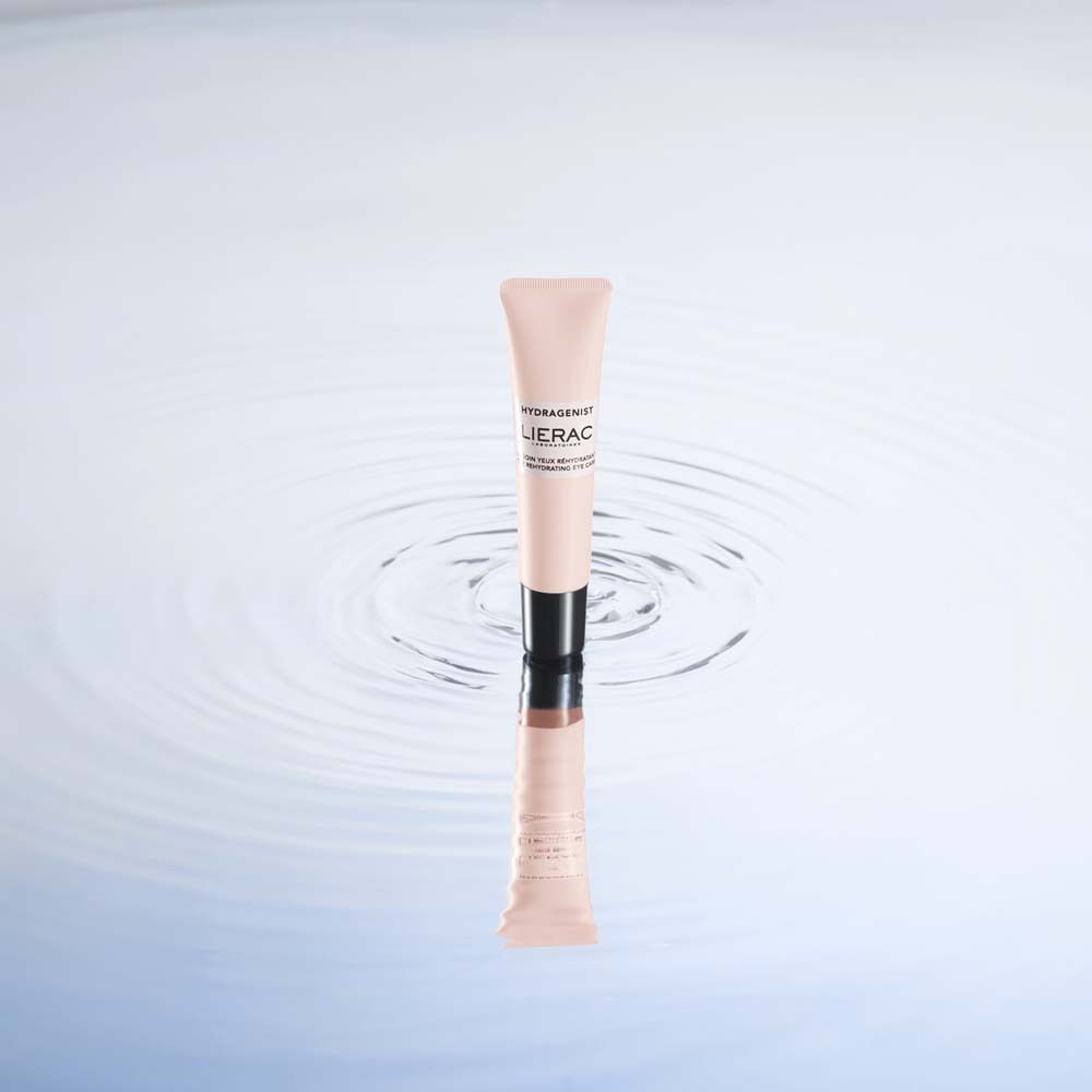Rosa Tube mit schwarzem Deckel, im Wasser. Aufschrift: Hydragenist, LIERAC. Text: Le soin yeux réhydratant, The rehydrating eye care.