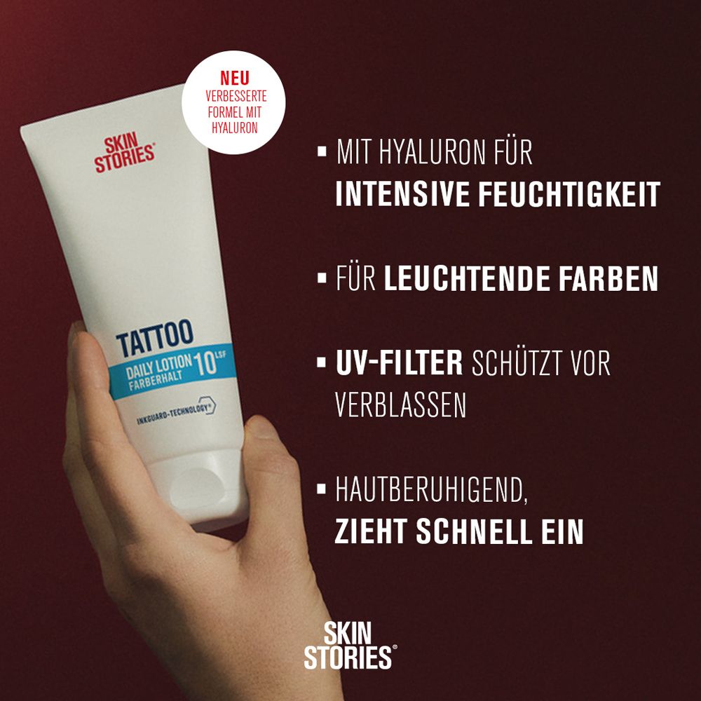 SKIN STORIES Tattoo Daily Lotion LSF 10 Tube in einer Hand, mit Hinweisen zu Feuchtigkeit und UV-Schutz.