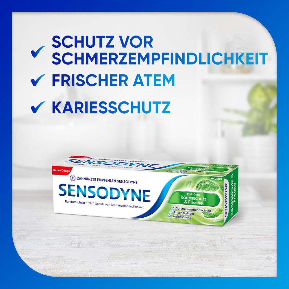 Zahnpasta-Verpackung Sensodyne MultiCare Kariesschutz & Frische. Weiß, blau und grün. Text: Sensodyne, Kariesschutz & Frische. Hintergrund: blau.