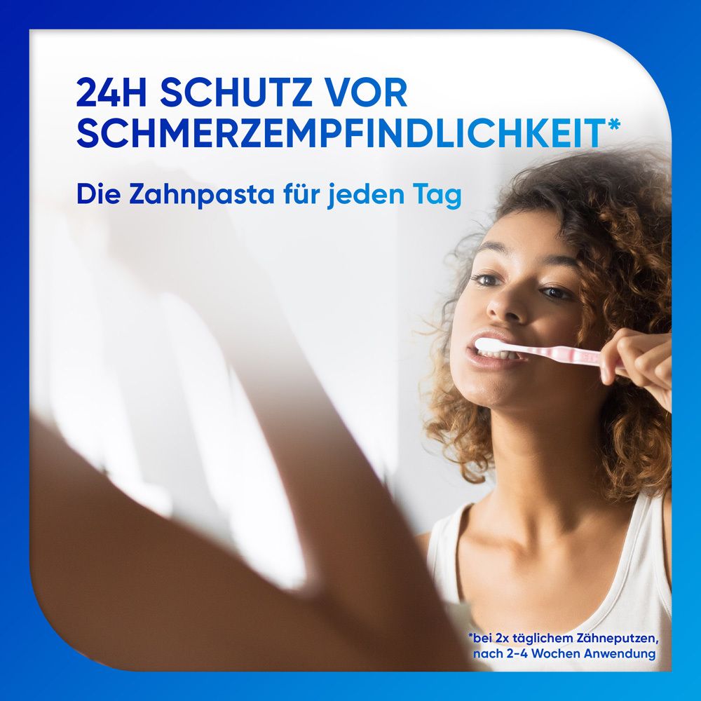 Frau putzt sich die Zähne. Zahnpasta-Tube. Text: 24h Schutz vor Schmerzempfindlichkeit. Die Zahnpasta für jeden Tag.