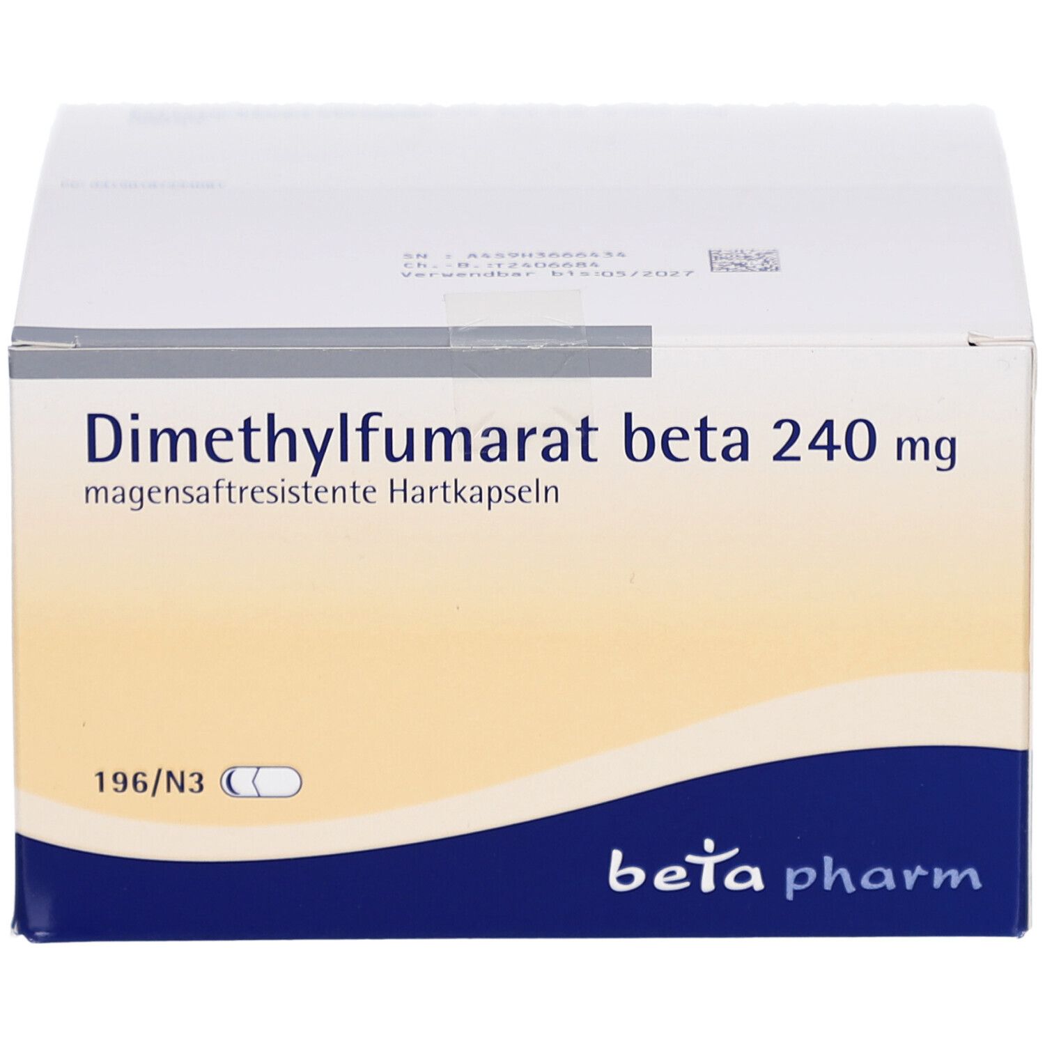 Weiß-blaue Faltschachtel mit Produktaufdruck. Beschriftung: Dimethylfumarat beta 240 mg. Logo: beta pharm. Packung mit Kapseln, 196/N3.