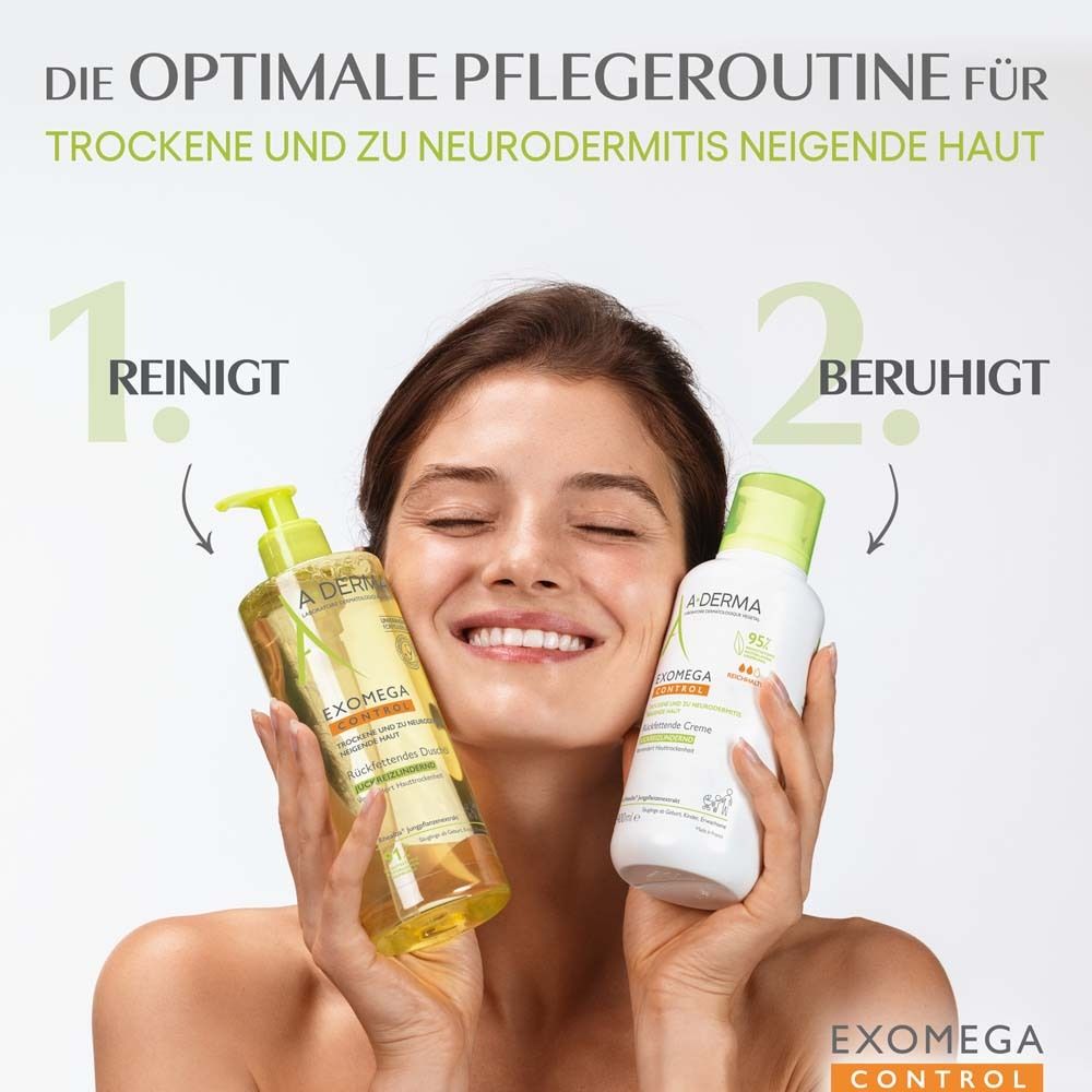 Frau hält zwei Produkte: A-DERMA EXOMEGA CONTROL Duschöl und Creme. Text: Reinigt und beruhigt trockene und zu Neurodermitis neigende Haut.