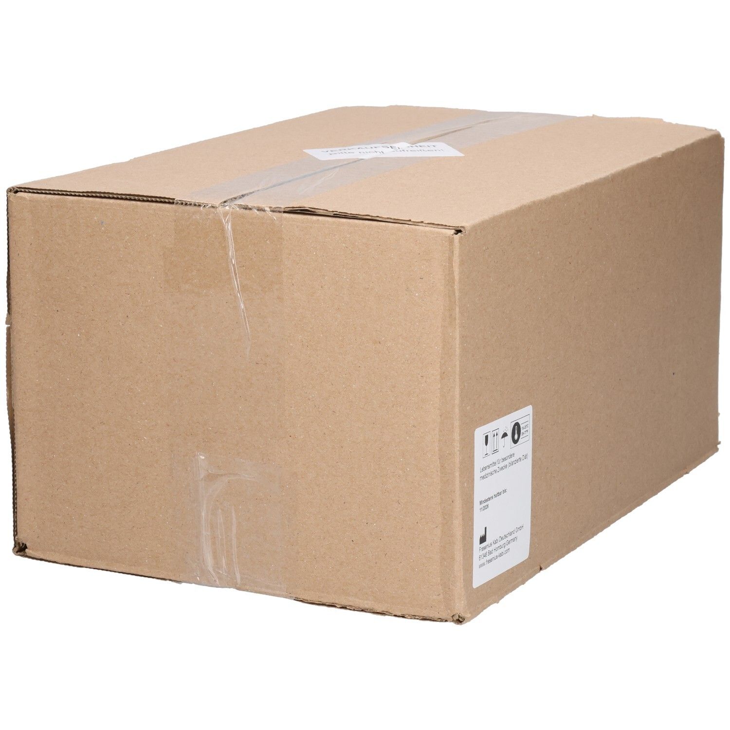 Braune Kartonverpackung mit Klebebandverschluss. Aufkleber mit Produktinformationen und Symbolen. Perspektivische Ansicht.