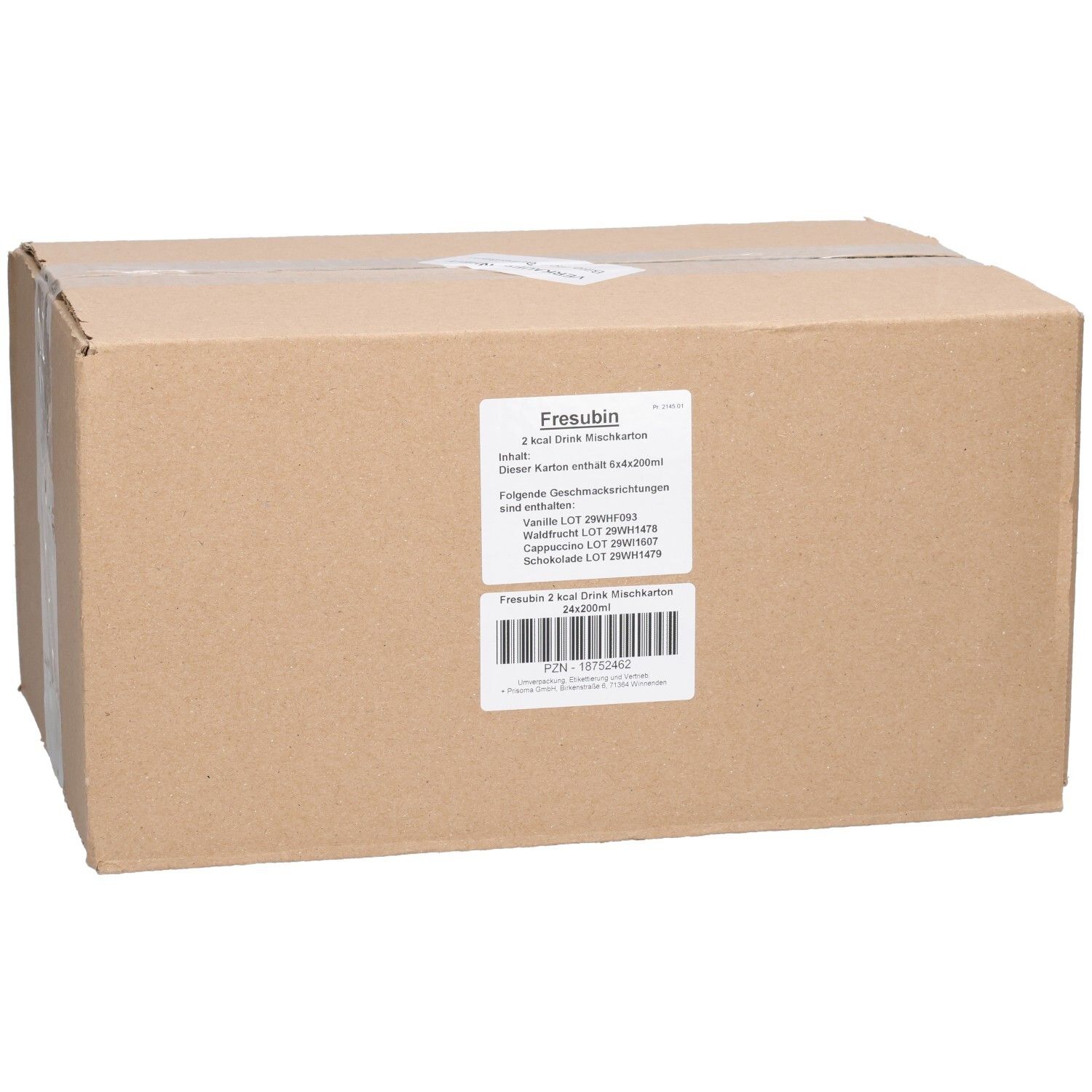 Braune Kartonverpackung mit Aufklebern. Aufkleber mit Produktnamen, Geschmacksrichtungen und Barcode. Klebebandverschluss.
