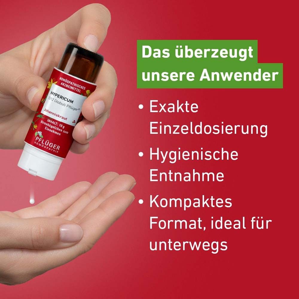 Hand hält Flasche Hypericum D6 Globuli Pflüger®. Globuli werden dosiert. Roter Hintergrund mit Text.