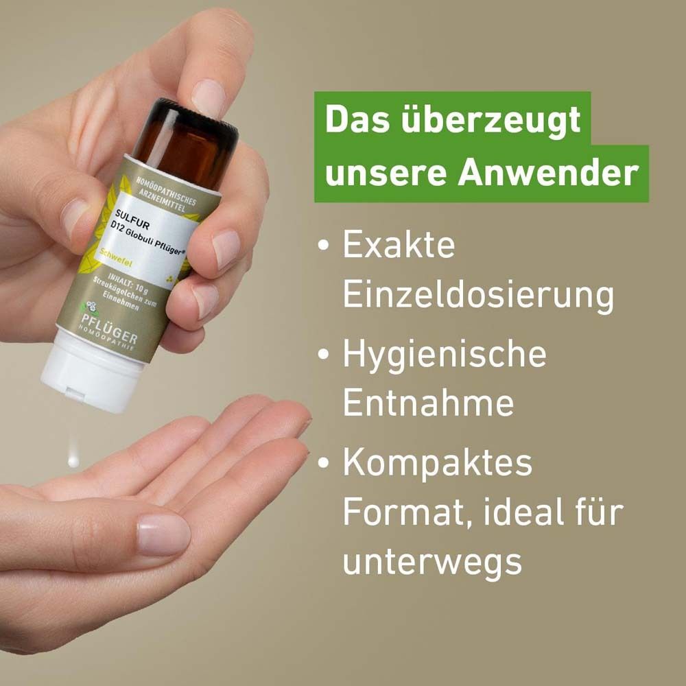 Hand hält Flasche Sulfur D12 Globuli Pflüger®. Text: Exakte Einzeldosierung, hygienische Entnahme, kompakt.