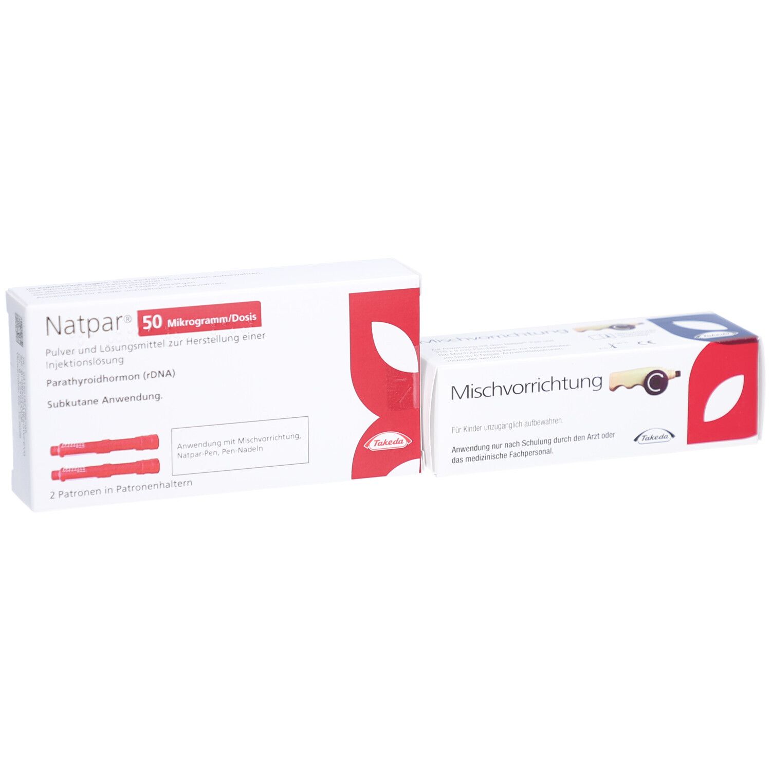 Zwei weiße Kartons. Einer mit "Natpar 50 Mikrogramm/Dosis". Rote Applikatoren.
