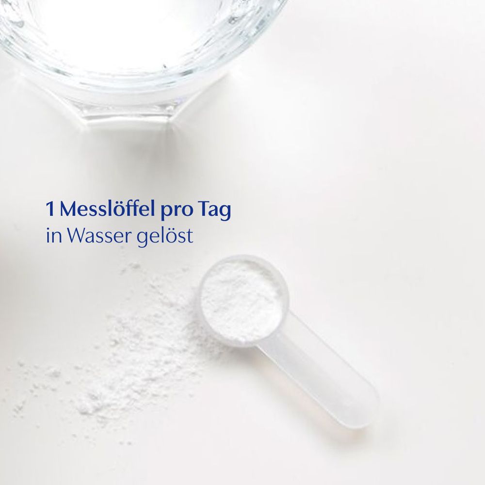 Weißes Pulver in einem Messlöffel. Daneben Pulver auf weißem Untergrund. Text: 1 Messlöffel pro Tag in Wasser gelöst.