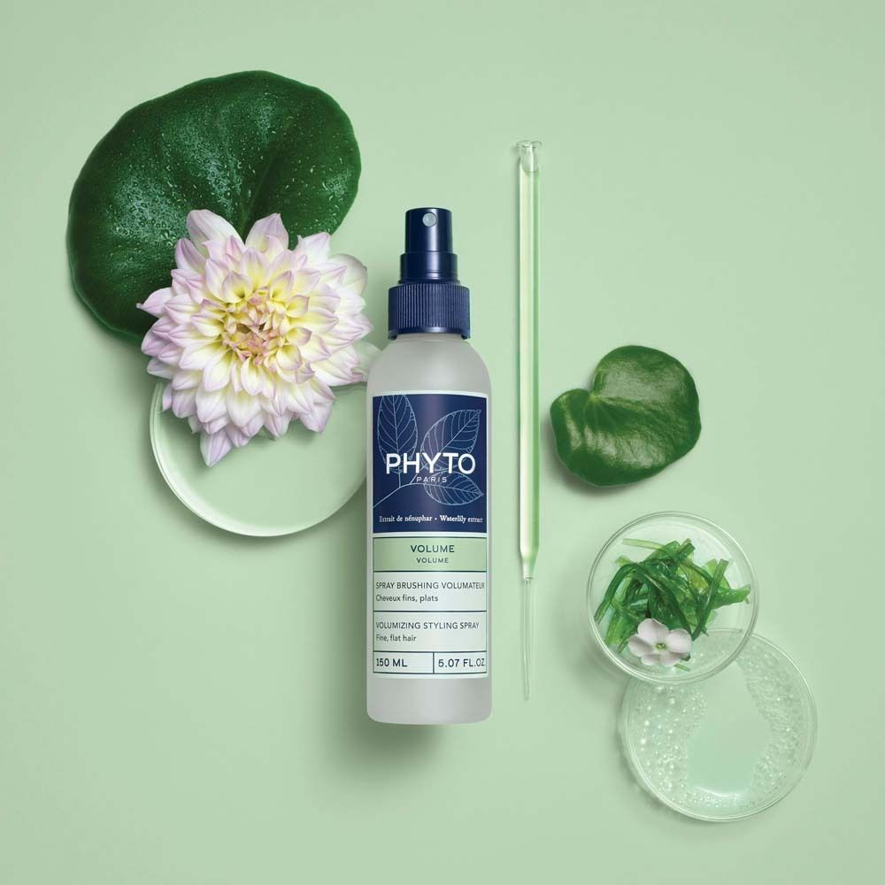 PHYTO PARIS Volume Föhnspray mit Blättern, Blume und Reagenzglas. Flasche mit blauem Sprühkopf. Text: Volume, Spray brushing volumateur.