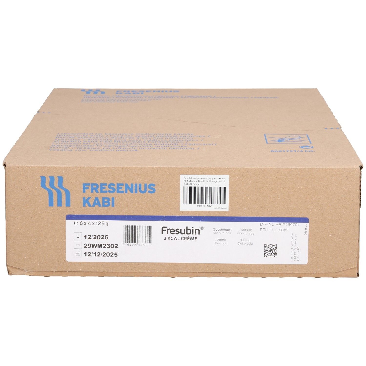 Karton mit Fresubin 2 kcal Creme. Aufschrift: Fresenius Kabi. Etikett mit Produktinformationen und Barcode.