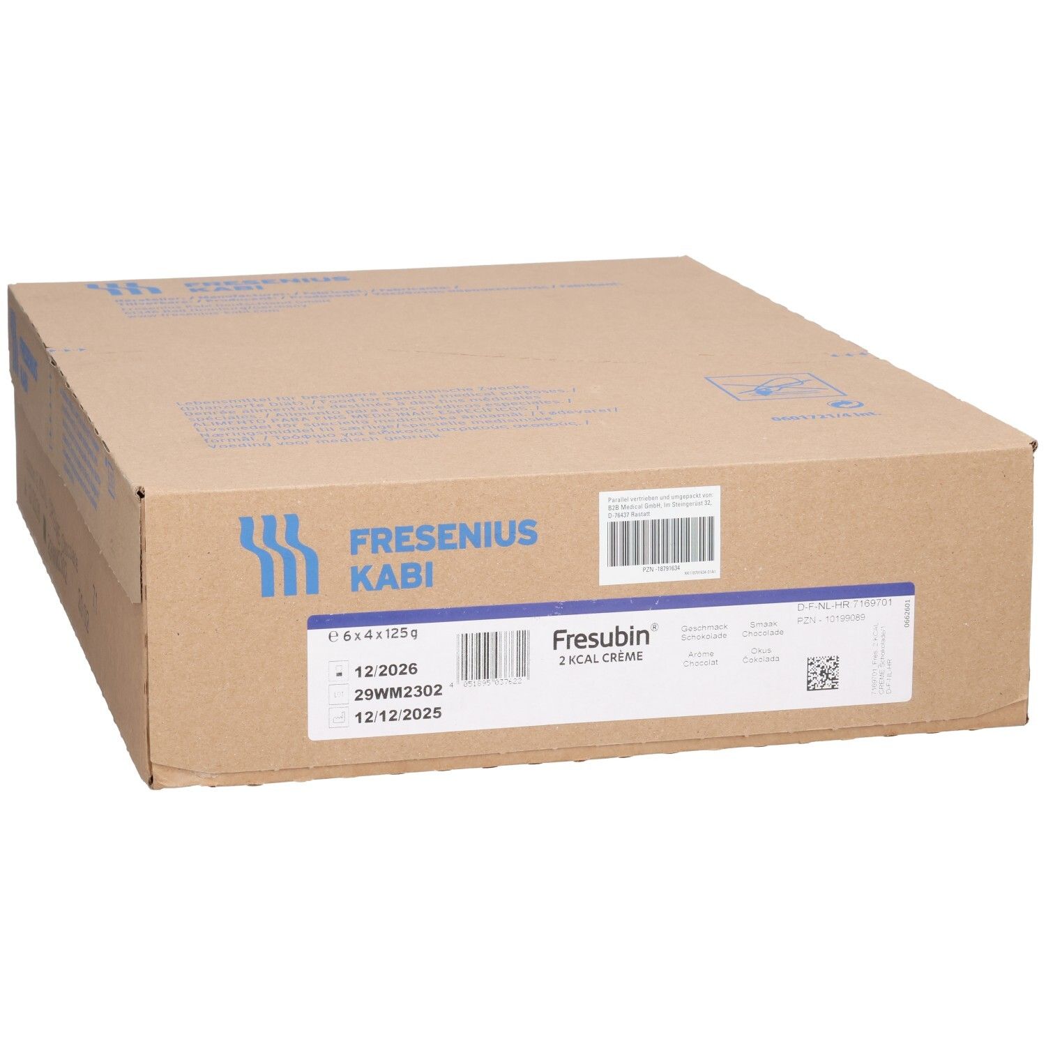 Karton mit Fresubin 2 kcal Creme. Aufschrift: Fresenius Kabi. Etikett mit Produktinformationen und Barcode.