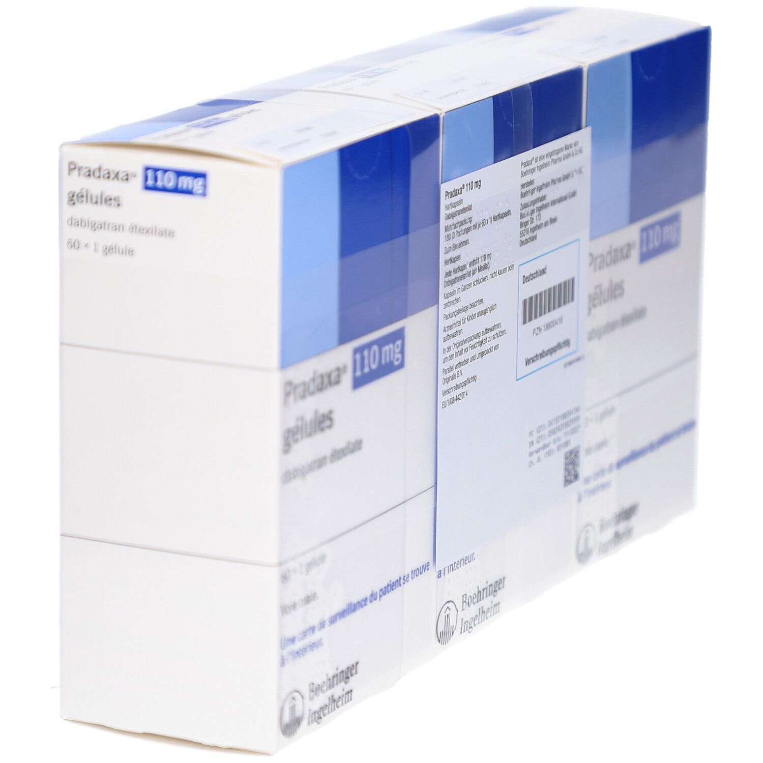 Mehrere Kartons mit blauer und weißer Verpackung. Aufdruck: Pradaxa 110 mg, Gélules, dabigatran etexilate. Logo: Boehringer Ingelheim.