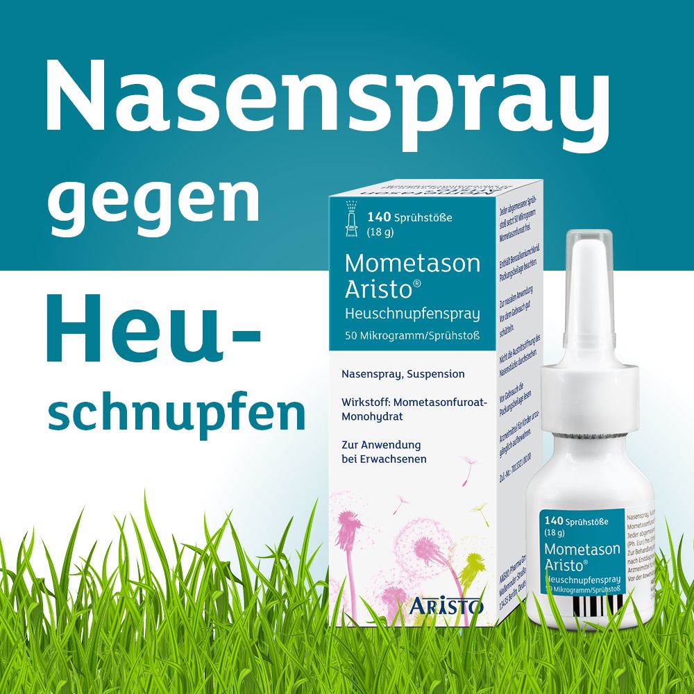 Nasenspray gegen Heuschnupfen. Nasenspray und Verpackung auf grünem Gras. Blauer Hintergrund.